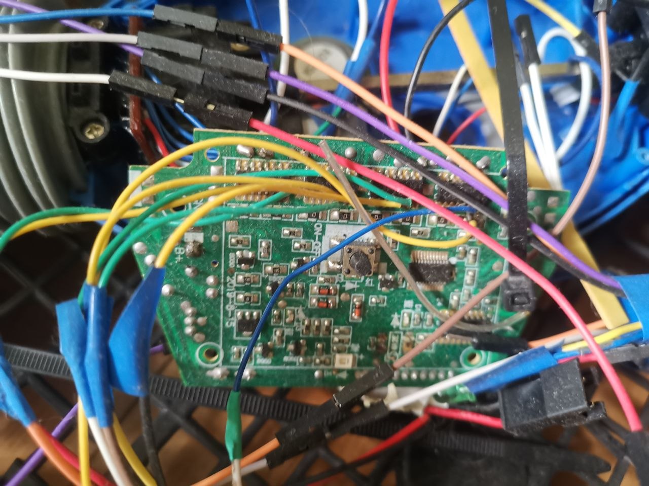 Controller board and wiring on RC-car rig